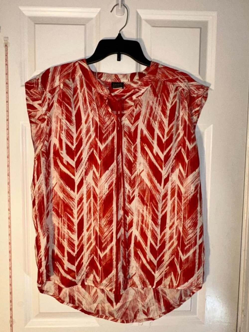 NWOT Salon Studio Red White Brushstroke Chevron Print Sleeveless Tie Neck Blouse
